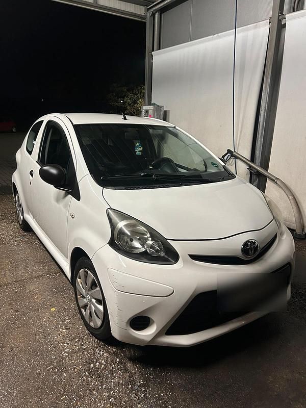 Gebraucht Toyota Aygo 68 PS (50 kW) 2012 Weiß Kleinwagen