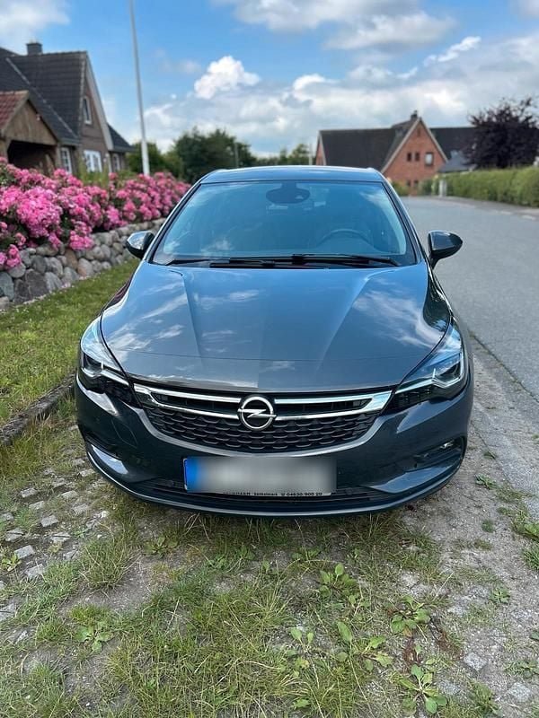 Grau Gebraucht 2016 Opel Astra Limousine | 8.250 € (Etwas zu teuer) - Bild 1/4