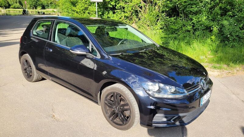Schwarz Gebraucht 2018 VW Golf VII Trendline Limousine | 9.999 € (Superpreis) - Bild 1/4