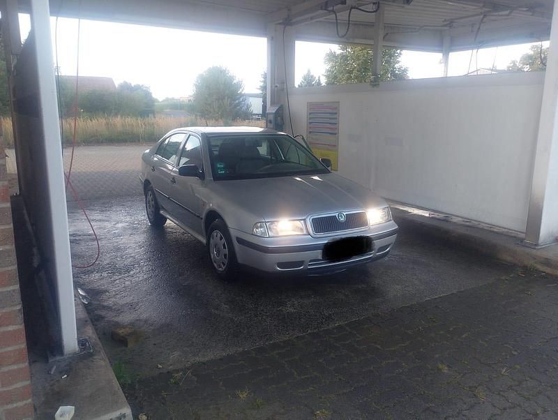 Silber Gebraucht 1998 Skoda Octavia Limousine | 1.799 € (Fairer Preis) - Bild 1/4