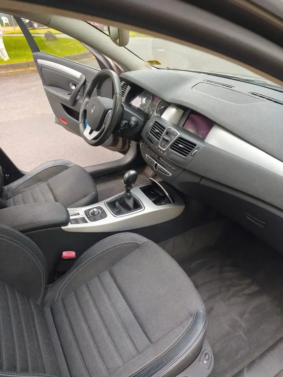 Occasion Renault Laguna III 150 ch (110 kW) 2007 Violet Berline