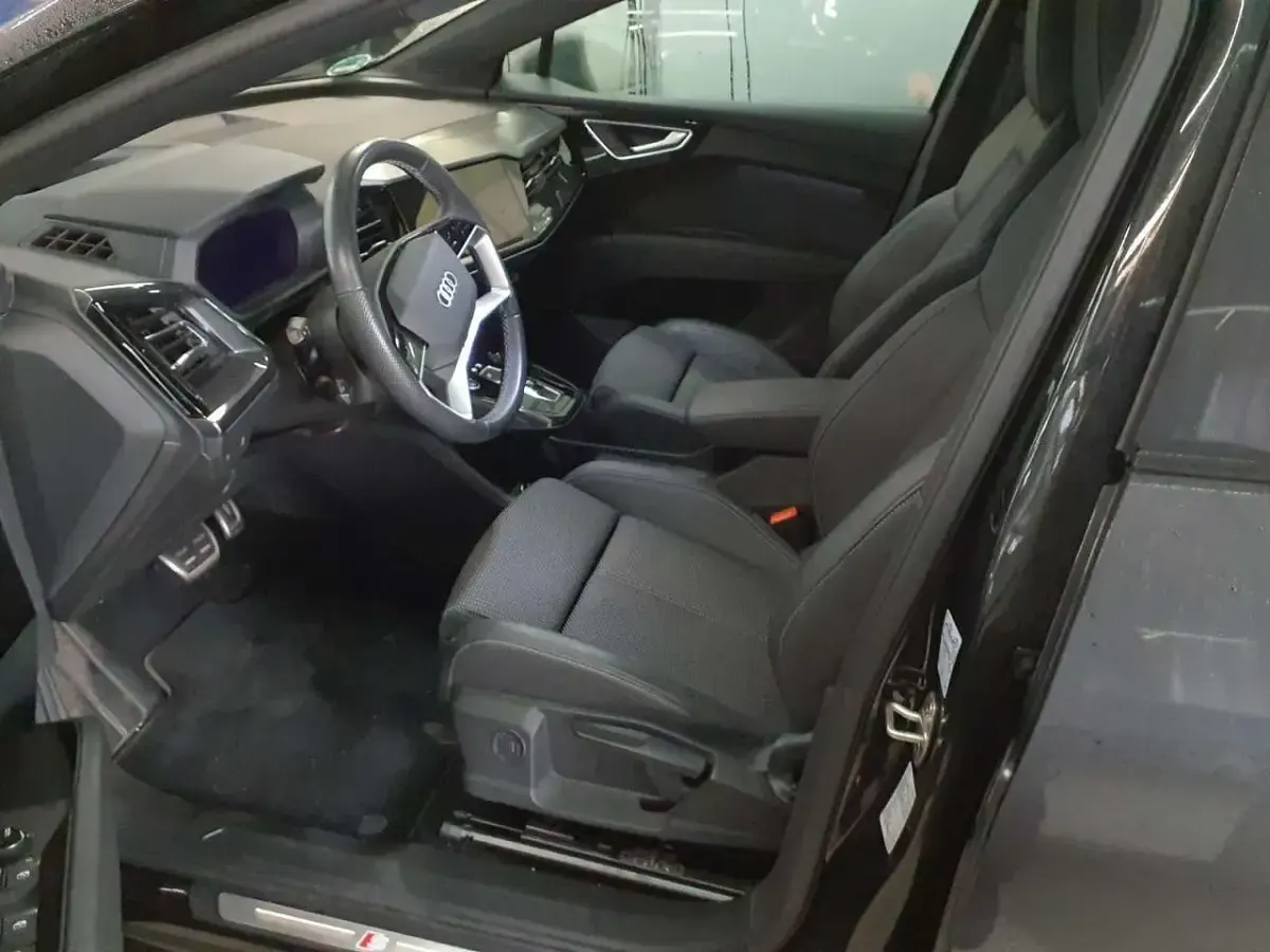 Używany Audi Q4 e-tron Ambiente 150 kW (204 KM) 2023 Czarny SUV