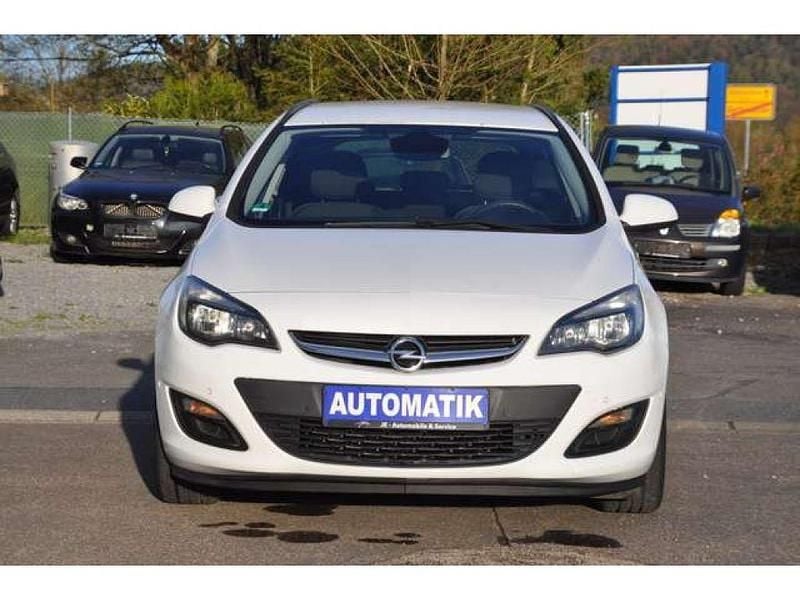 Używany Opel Astra Edition 165 KM (121 kW) 2013 Biały Kombi