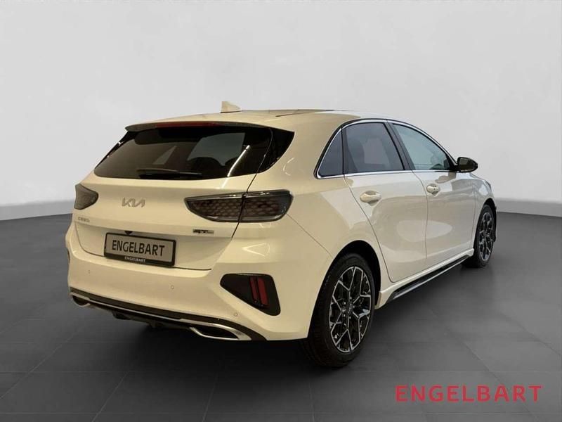 Neu Kia Ceed GT-Line 140 PS (102 kW) 2025 Deluxe white metallic Kleinwagen