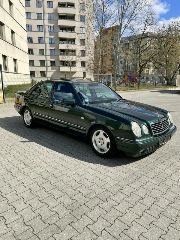 Grün Gebraucht 1994 Mercedes 320 Avantgarde Limousine | 9.999 € - Bild 1/4