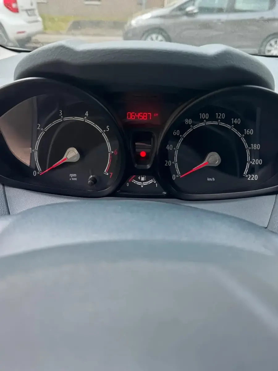 Gebraucht Ford Fiesta 60 PS (44 kW) 2010 Silber Kleinwagen