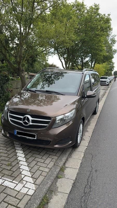 Braun Gebraucht 2017 Mercedes V250 Edition Van / Kleinbus | 34.500 € (Superpreis) - Bild 1/4