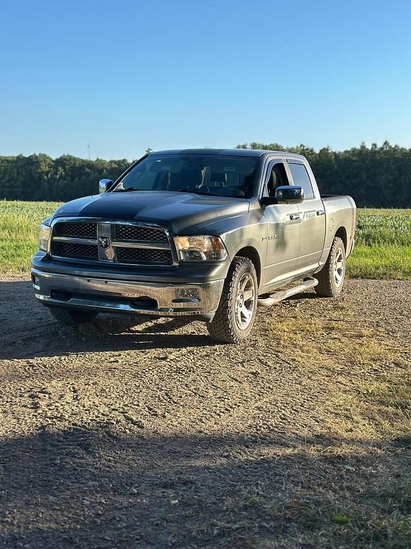 Grau Gebraucht 2010 Dodge Ram Abholung | 18.500 € - Bild 1/4