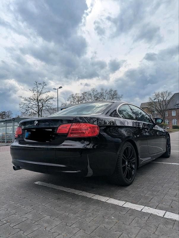 Gebraucht BMW 320 170 PS (125 kW) 2011 Schwarz Coupé