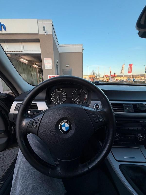 Gebraucht BMW 318 122 PS (89 kW) 2007 Schwarz Kombi