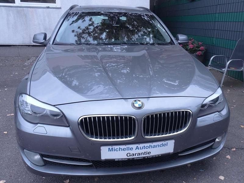 Spacegrau Gebraucht 2011 BMW 525 Kombi | 9.900 € (Guter Preis) - Bild 1/4