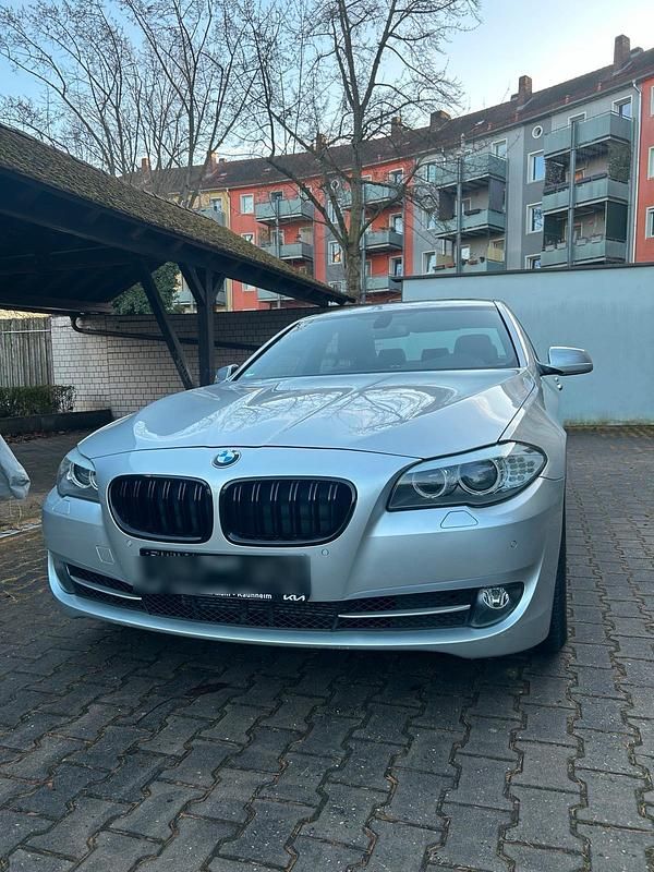 Silber Gebraucht 2012 BMW 528 Limousine | 13.300 € - Bild 1/4