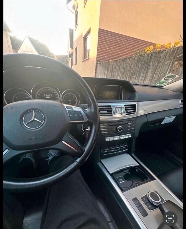 Gelb Gebraucht 2015 Mercedes E200 Kleinwagen | 4.500 € - Bild 1/4