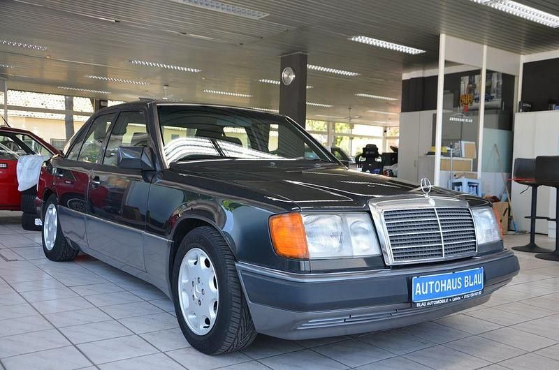 Gebraucht Mercedes E230 132 PS (97 kW) 1990 Schwarz Limousine