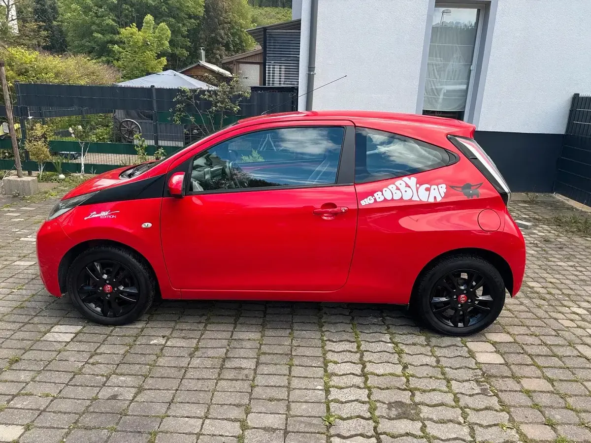 Gebraucht Toyota Aygo 69 PS (50 kW) 2016 Rot Kleinwagen