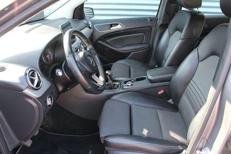 Gebraucht Mercedes B200 Business 156 PS (114 kW) 2016 Grau Kleinwagen