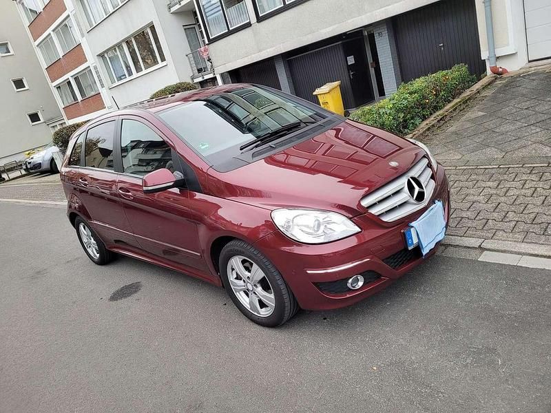 Rot Gebraucht 2009 Mercedes B200 Van / Kleinbus | 5.751 € (Fairer Preis) - Bild 1/4