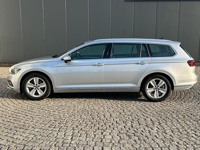Gebraucht VW Passat Elegance 200 PS (147 kW) 2022 Scale silver metallic Kombi