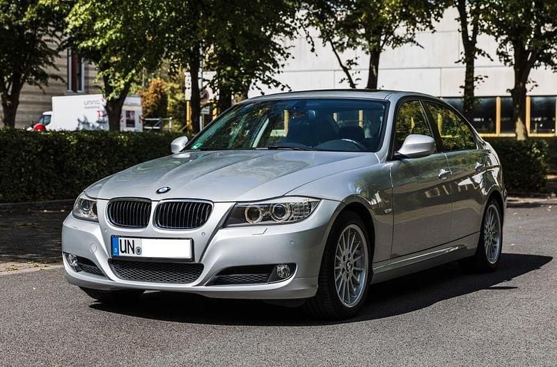 Grau Gebraucht 2010 BMW 320 Limousine | 6.499 € (Guter Preis) - Bild 1/4
