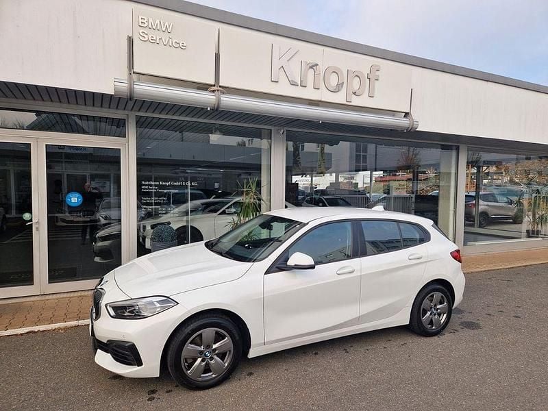 Weiß Gebraucht 2023 BMW 118 Advantage Kleinwagen | 22.200 € (Guter Preis) - Bild 1/4