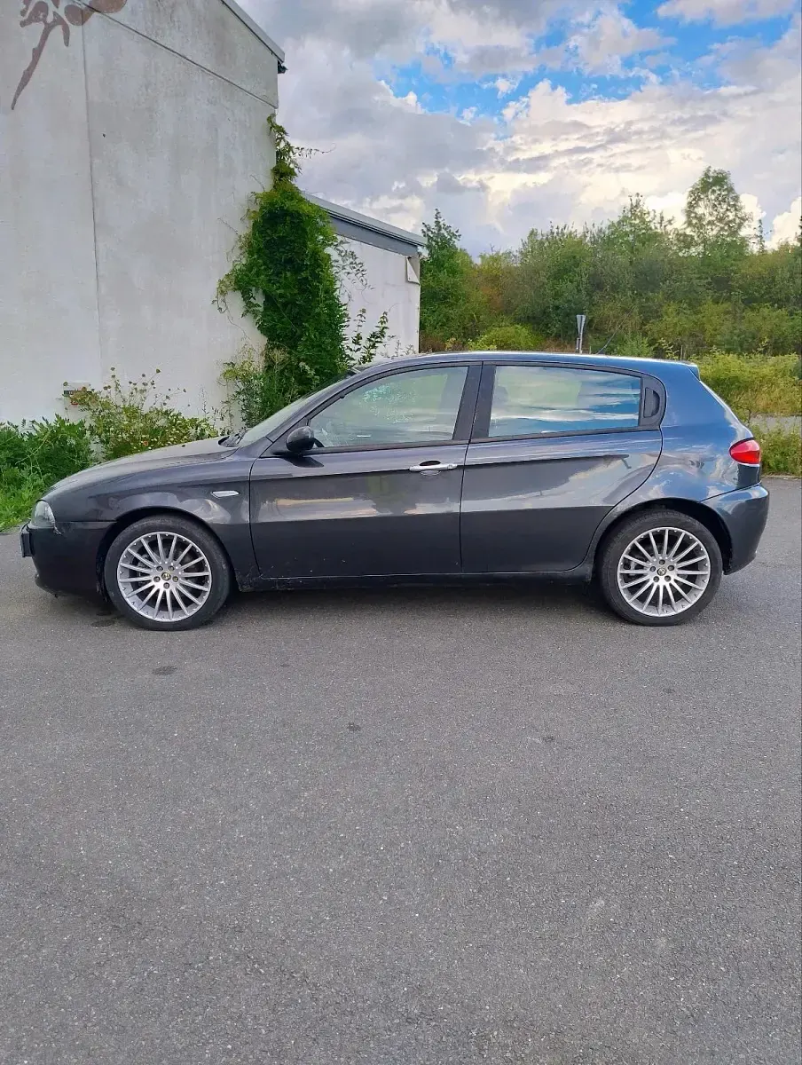Gebraucht Alfa Romeo 147 105 PS (77 kW) 2007 Grau Kleinwagen