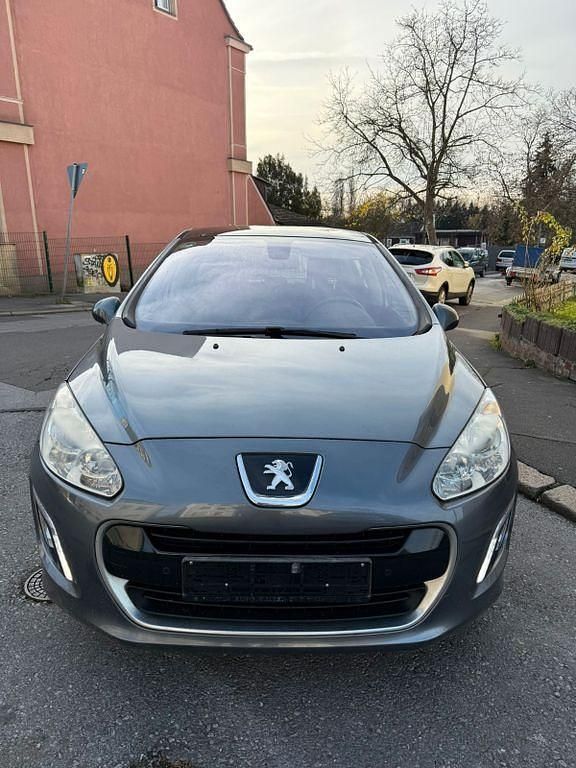 Grau Gebraucht 2011 Peugeot 308 Premium Limousine | 1.800 € (Guter Preis) - Bild 1/4
