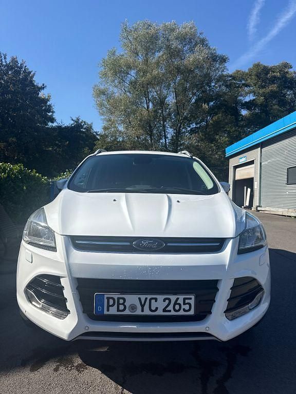 Weiß Gebraucht 2016 Ford Kuga Titanium SUV | 9.900 € (Fairer Preis) - Bild 1/4