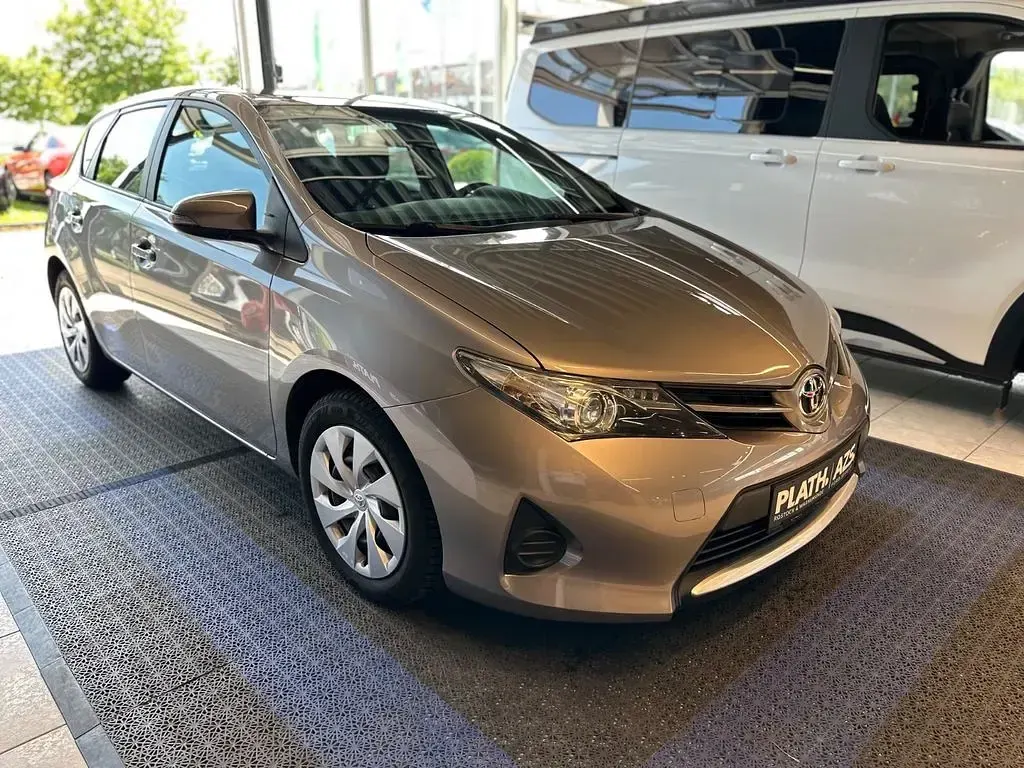 Gebraucht Toyota Auris Cool 99 PS (72 kW) 2012 Beige Kleinwagen