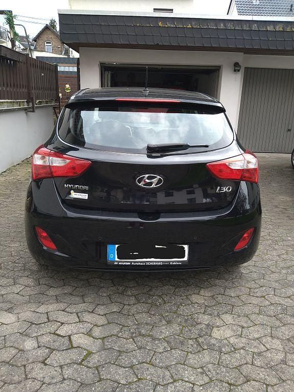 Gebraucht Hyundai i30 Edition 99 PS (72 kW) 2014 Schwarz Limousine