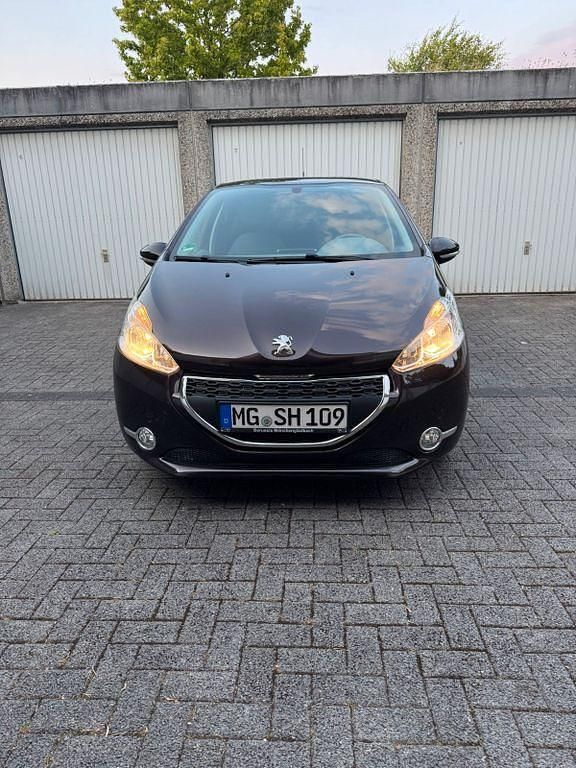 Braun Gebraucht 2013 Peugeot 208 Active Kleinwagen | 5.990 € - Bild 1/4