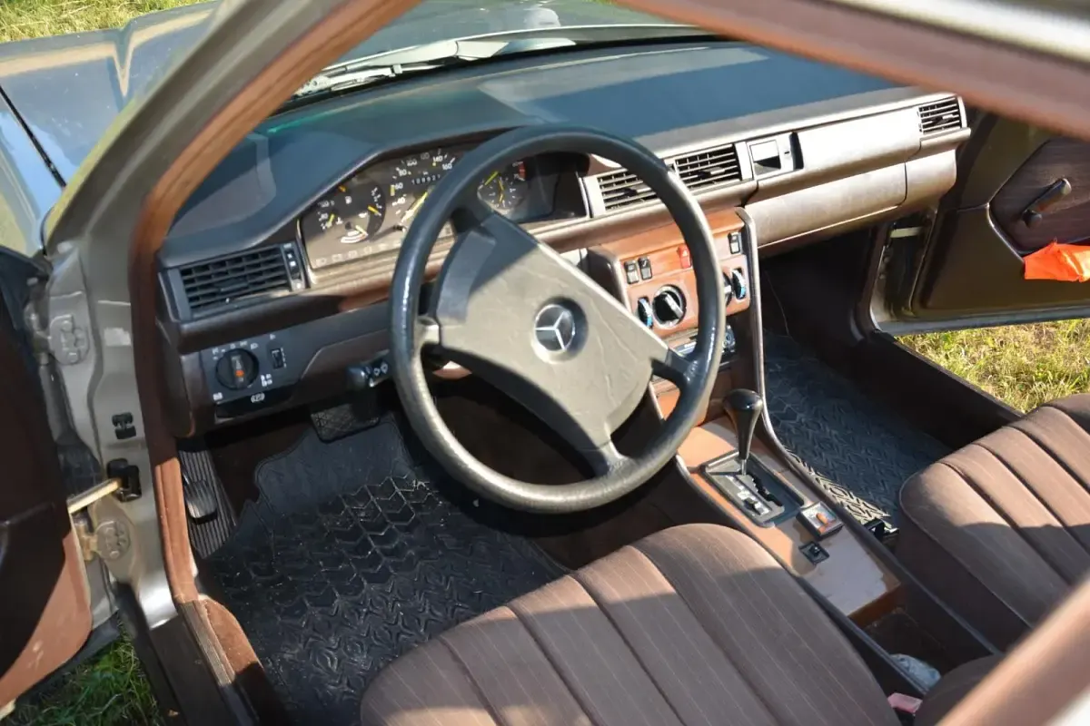 Gebraucht Mercedes 200 105 PS (77 kW) 1989 Gold Limousine