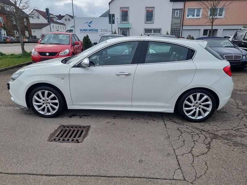 Gebraucht Alfa Romeo Giulietta Super 120 PS (88 kW) 2012 Weiß Kleinwagen