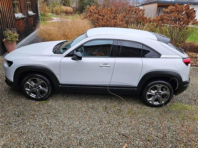 Weiß Gebraucht 2021 Mazda MX30 Edition SUV | 12.500 € (Superpreis) - Bild 1/4