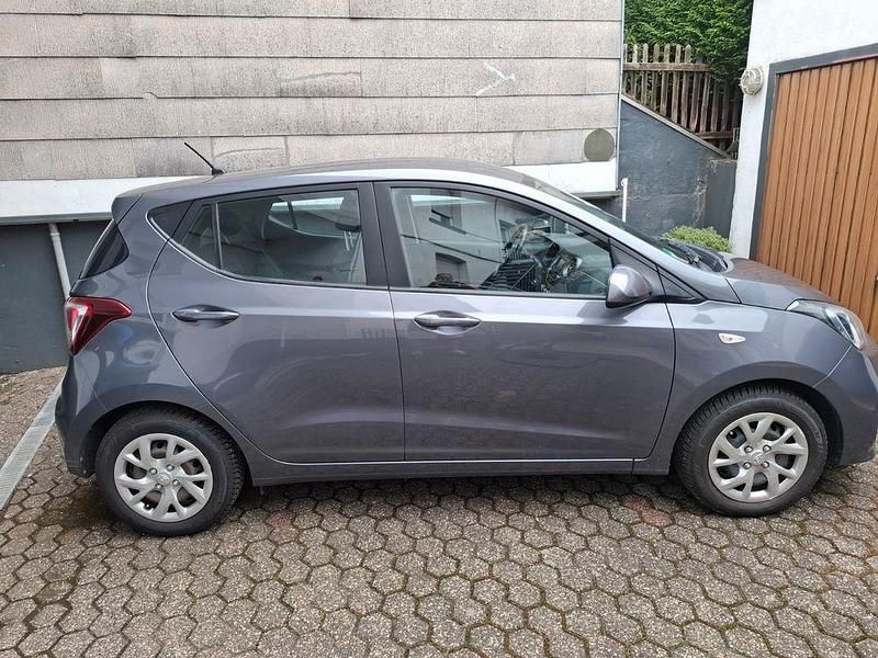 Grau Gebraucht 2017 Hyundai i10 Trend Kleinwagen | 7.450 € (Guter Preis) - Bild 1/2