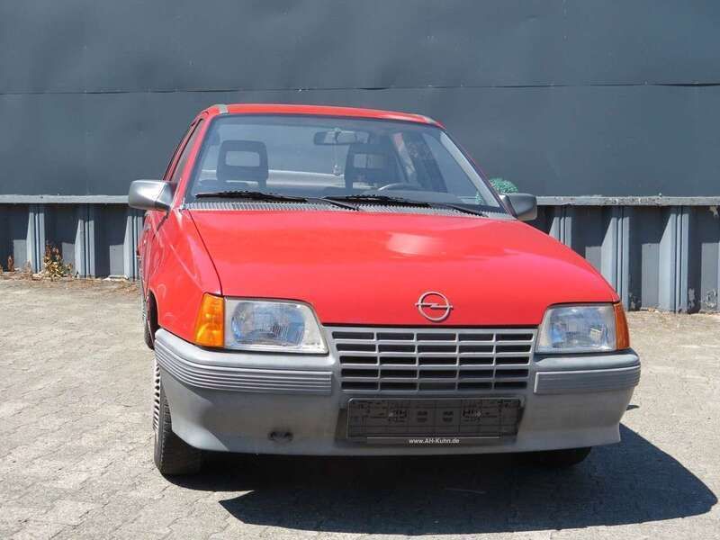 Rot Gebraucht 1985 Opel Kadett Limousine | 3.450 € - Bild 1/4