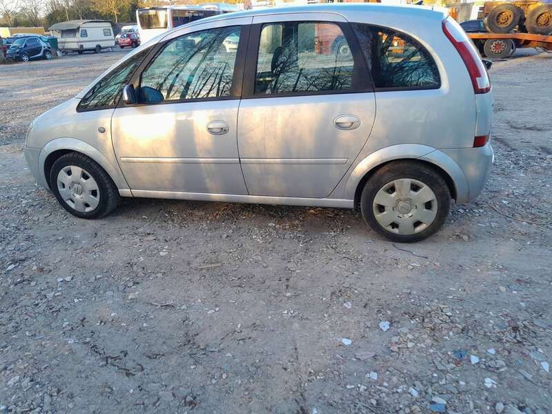 Grau Gebraucht 2003 Opel Meriva Essentia Van / Kleinbus | 590 € (Guter Preis) - Bild 1/4