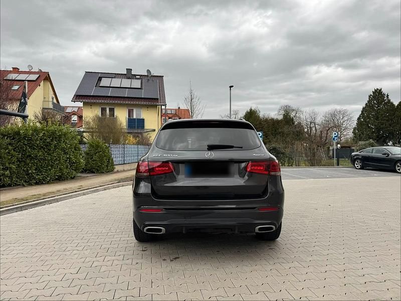 Gebraucht Mercedes GLC300e 306 PS (225 kW) 2021 Schwarz SUV