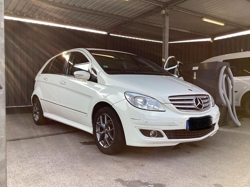 Weiß Gebraucht 2008 Mercedes B150 Van / Kleinbus | 6.990 € - Bild 1/4