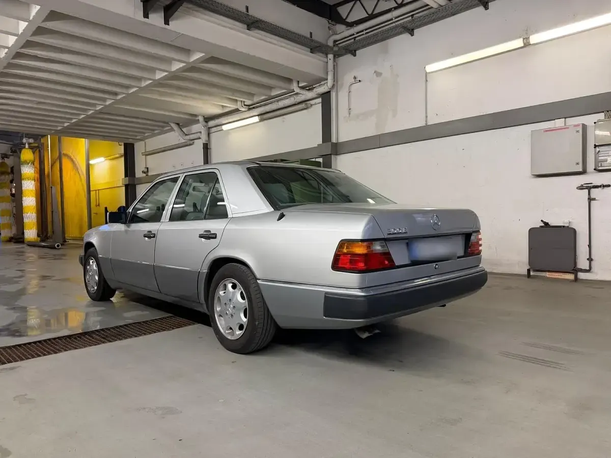 Gebraucht Mercedes E300 179 PS (131 kW) 1991 Silber Limousine