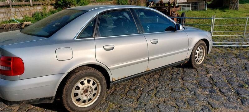 Silber Gebraucht 1999 Audi A4 Limousine | 1.580 € (Superpreis) - Bild 1/4
