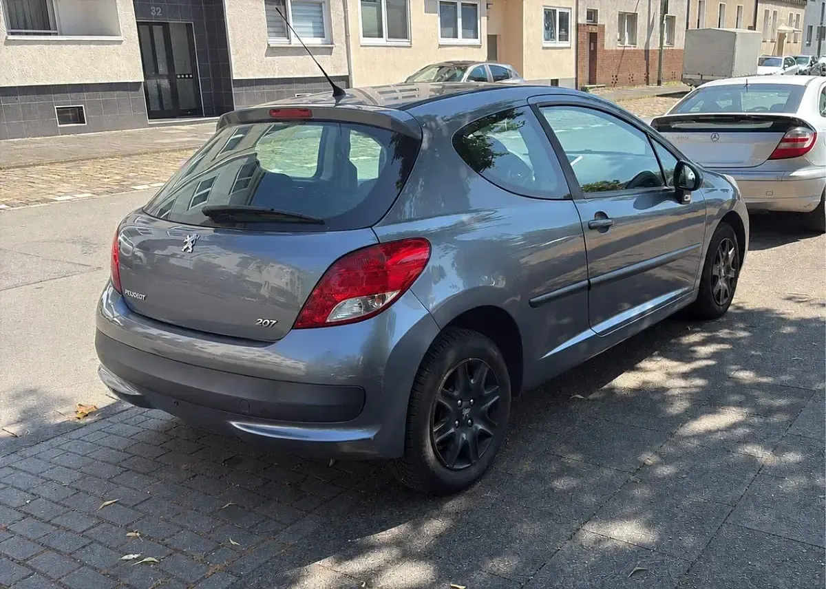 Gebraucht Peugeot 207 73 PS (53 kW) 2011 Grau Kleinwagen