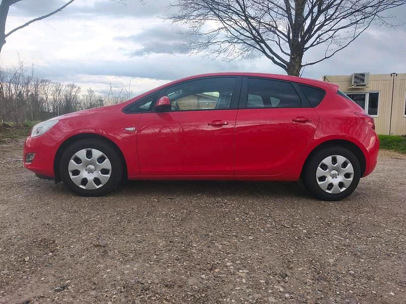 Gebraucht Opel Astra Edition 116 PS (85 kW) 2011 Rot Limousine