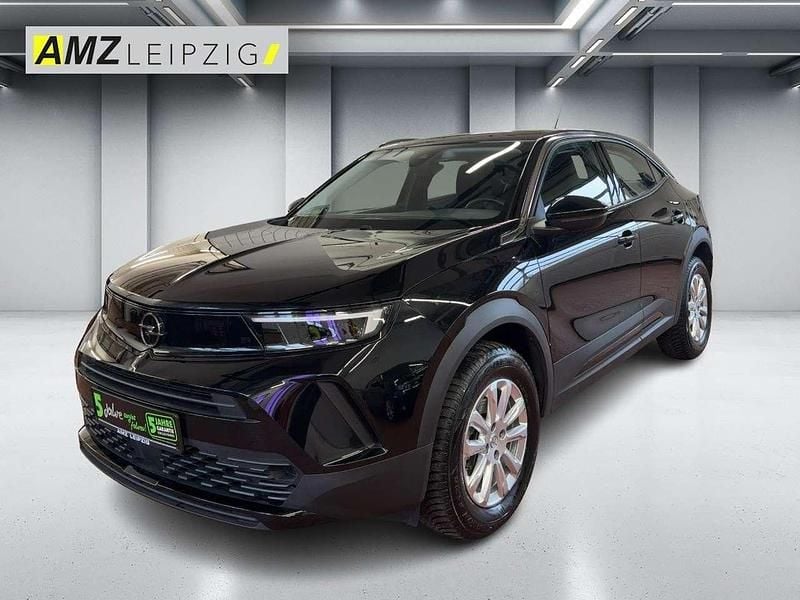 Lackierung schwarz perla nera/typ aussen (metallic) Gebraucht 2023 Opel Mokka Enjoy SUV | 17.900 € (Superpreis) - Bild 1/4