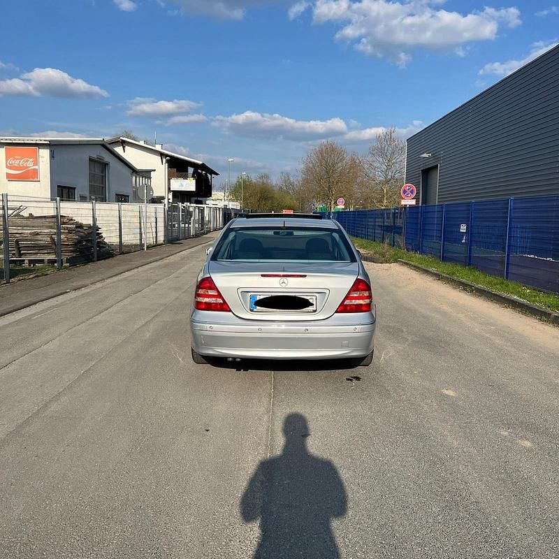 Gebraucht Mercedes 220 146 PS (107 kW) 2006 Silber Limousine