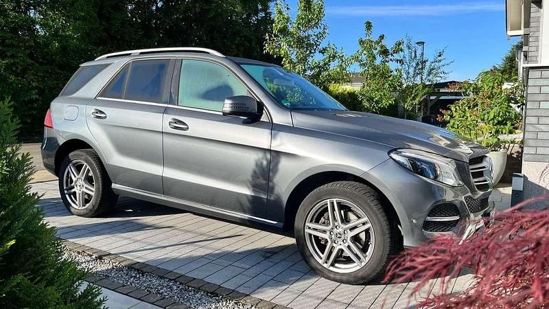 Grau Gebraucht 2018 Mercedes GLE350 SUV | 32.900 € (Etwas zu teuer) - Bild 1/4