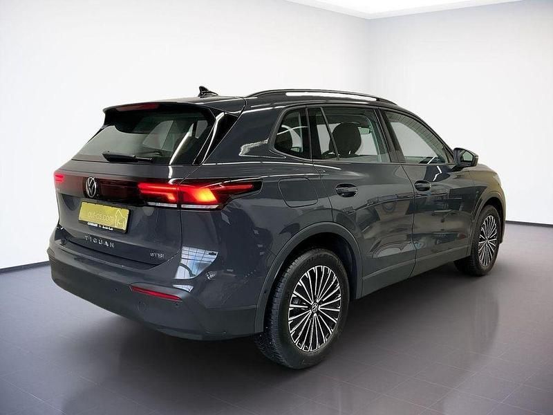 Gebraucht VW Tiguan Life 131 PS (96 kW) 2025 Grau SUV