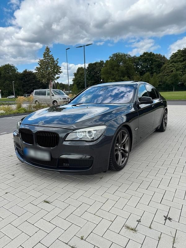 Grau Gebraucht 2012 BMW 730 M Sport Limousine | 12.950 € (Fairer Preis) - Bild 1/4