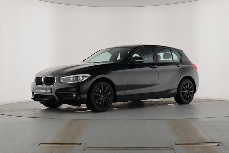 Black sapphire metallic Gebraucht 2017 BMW 118 Advantage Kleinwagen | 12.889 € (Guter Preis) - Bild 1/4