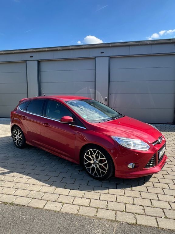 Rot Gebraucht 2014 Ford Focus Limousine | 6.250 € (Fairer Preis) - Bild 1/4