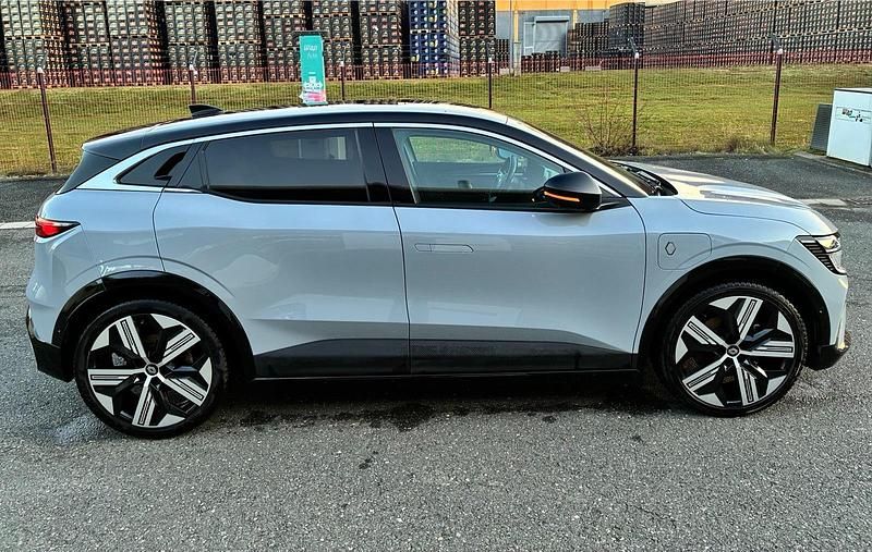 Grau Gebraucht 2022 Renault Megane E-Tech Iconic Limousine | 29.200 € (Fairer Preis) - Bild 1/4